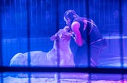 Dompteur Thomas Lacey küsst eine der Löwinnen während der umstrittenen Raubtierschau im Circus Royal. (Bild: Andrea Stalder)