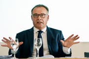 Der Schweizer Bankenombudsman Marco Franchetti an einer Medienkonferenz im Juli 2015 in Zürich. (Bild: Walter Bieri/Keystone)