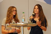 Schülerin Sarah Aemisegger befragt Fabienne Bünzli (von links). (Bild: Julia Engel)