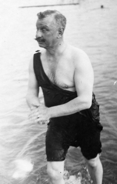 Anschliessend springt Andreas Zimmermann ins Wasser. (Bild: Gemeinde Weggis)