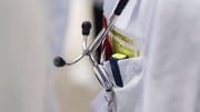 Während Spitäler, Pflegeheime und Geburtshäuser ab 2020 nach und nach elektronische Patientendossiers anbieten müssen, bleibt deren Einsatz für Hausärzte und Patienten freiwillig (Themenbild: Alessandro della Valle/Keystone)