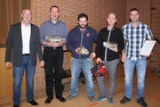 Christian Feuz und die vier beförderten Feuerwehrleute: Christian Feuz, Stephan Quartenoud, Michael Kugler, Marc Rusch und Remo Strasser. (Bild: Trudi Krieg)