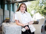Chantal Ruf mit ihrem typischen Schmuck an den Fingern, am Arm und um den Hals. (Bild: Manuela Jans-Koch, Luzern, 8. August 2019)