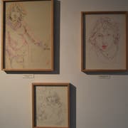 Die drei Selbstporträts der Künstlerin gleich beim Eingang zur Ausstellung. (Bild: Adi Lippuner)