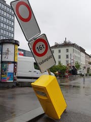 Am Eingang zum Vadianplatz: Wenn die «Möblierung» im Weg steht. (Leserbild: Franz Häusler-Hafner - 10. Mai 2019)