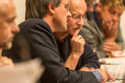 Die Grünen Andreas Hobi und Clemens Müller studieren ein Detail im Budget 2017. (Bild: Hanspeter Schiess - 12.12.2017)