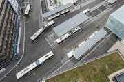 Der neue Bahnhofplatz vom Rathausdach gesehen: Hier beginnen und enden derzeit die meisten Bus-, Regiobus- und Postautolinien in der Stadt St.Gallen. (Bild: Hanspeter Schiess - 29. August 2018)