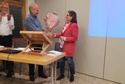 Vizepräsident Paul Keller verabschiedet Lisa Raduner. (Bild: Nicole D'Orazio)