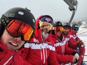 Ein Schweizer, eine Spanierin, ein Finne, ein Schweiz-kanadischer Doppelbürger sowie ein Schweizer gemeinsam auf dem Skilift (von links).