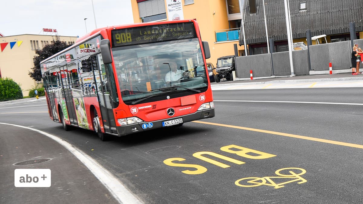 Freie Fahrt auf der ExtraSpur Jetzt dürfen die Busse in Kreuzlingen rechts am Stau Freie Fahrt auf der ExtraSpur Jetzt dürfen die Busse in Kreuzlingen rechts am Stau