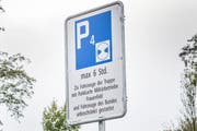 Die neuen Verkehrstafeln zeigen die Parkscheibenpflicht Weiss auf Blau. (Bild: Andrea Stalder)