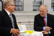 Besuch von Bundesrat Johann Schneider-Ammann am FDP-Partetag Obwalden in der Käserei Seiler in Giswil. Hier im Gespräch mit seinem persönlichen Mitarbeiter Yves Weidmann. (Bilder: Markus von Rotz (Giswil, 31. Oktober 2018))