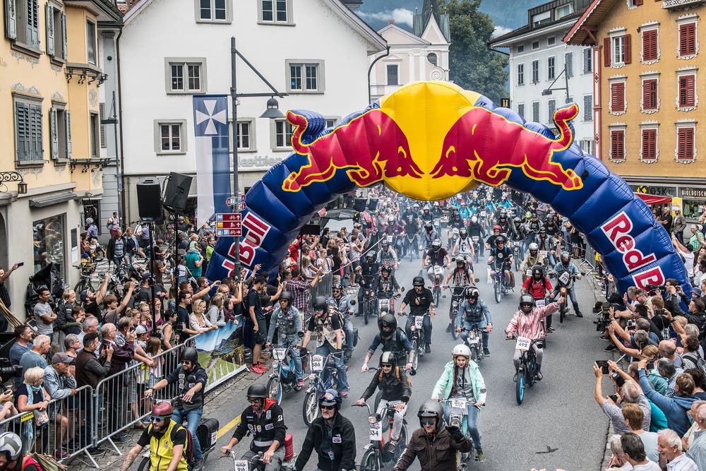 Schall und Rauch: Start des Alpenbrevets 2018 in Sarnen. Die Rundfahrt führte über 3 Pässe durch die Zentralschweiz.