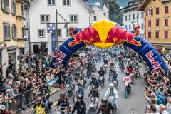 Schall und Rauch: Start des Alpenbrevets 2018 in Sarnen. Die Rundfahrt führte über 3 Pässe durch die Zentralschweiz.
