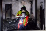Einsatzkräfte bekämpfen den Brand in Littau. (Bild: Feuerwehr Stadt Luzern)