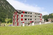Das Haus B der Überbauung Brunnital steht bereits. Im daneben geplanten Haus A will die Stiftung «Wohnen im Alter» von Unterschächen Wohnungen kaufen. (Bild: Florian Arnold, 17. Juli 2017)