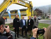 Hier beim Sportplatz Seefeld wird die See-Energiezentrale gebaut (von links): Horws Bauvorsteher Thomas Zemp, Stephan Marty (EWL), Kriens' Stadtpräsident Cyrill Wiget und Patrik Rust (EWL). (Bild: Roman Hodel, Horw 11. April 2019)