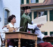 Der Vogt Hermann Wisse (Jörg Wallimann) präsentiert die eben unterzeichnete Urkunde, links von ihm der Schreiber (Marco von Atzigen).