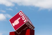 Schweizweit bekanntes Finger-Logo: Otto's-Hauptsitz in Sursee. (Bild: Alexandra Wey/Keystone, 28. Juni 2018)