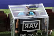 Schiedsrichter Nestor Pitana schaut sich an der Fussball-WM eine Torszene nochmals an. (Bild: Thanassis Stavrakis / AP (Moskau, 15. Juli 2018))