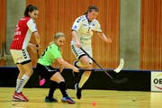 Zugs Aneta Tvrznikova (rechts, ganz links Teamkollegin Ronja Bichsel) sieht ihr Team auf gutem Weg. (Bild: Maria Schmid (Zugi, 06. Januar 2019))
