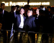 Kim Jong-Un (mit Brille) und Singapurs Aussenminister Vivian Balakrishnan posieren für ein Selfie. (Lynn Bo Bo/EPA; Singapur, 11. Juni 2018)