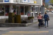 Hier hat der fahrunfähige Lenker die Kurve nicht erwischt und den Brunnen touchiert. (Bild: Heini Schwendener)