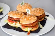Sieht aus wie ein herkömmlicher Burger, ist aber fleischlos: «The Green Mountain Burger» der Liechtensteiner Hilcona. (Bild: PD)