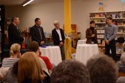 An der Podiumsdiskussion: Moderator Georg Amstutz, Vorstandsmitglied des Bibliotheksvereins Christian Aegerter, Einwohnerrätin Monika Baumberger und Leiterin der Kantonsbibliothek Heidi Eisenhut. (Bild: Valentina Thurnherr)