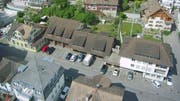 Diese zwei Häuser und die Garagen an der Bankstrasse in Weinfelden gehören der Gemeinde. Ihr Verkauf an eine Zuger Investorenfirma ist umstritten. (Bild: Mario Testa)