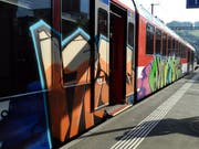 Ein im Mai 2011 versprayter Zug der Zentralbahn. Der jetzt verurteilte Täter war zwischen 2014 und 2016 aktiv. (Bild: OZ)