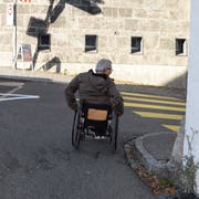 Gefährlich: Unterhalb des Stadttores muss Markus Böni auf die Strasse ausweichen, da für ihn kein Weg auf das Trottoir führt.