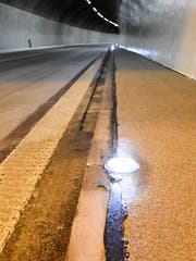 Eine Notbeleuchtung wurde beidseitig im Bankett eingebaut. (Bild: Urs M. Hemm)