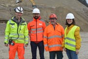 (Von links) Andreas Brändle, Leiter Werk Kirchberg; Stefan Nagel, Projektleiter Rohstoffsicherung; Bruno Schättin, ökologischer Begleiter; Christine Moser, Kommunikationsverantwortliche in der Kirchberger Kiesgrube. Oberhalb des Baggers befindet sich eine Sandlinse, in denen die Uferschwalben ihre Brutröhren einrichten.(Bilder: Zita Meienhofer)
