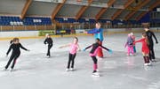 Anzelika Surupova beim Training mit Kindern im Eissportzentrum Oberthurgau. (Bild: PD)