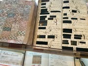 Alte Stoffmuster, alte Auftragsbücher. Die schwarzen Muster (rechts oben) sind den Auftraggebern zugeordnet. Bei einer Nachbestellung war klar, welcher Stoff zu liefern war.