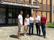 Das SVP-Initiativkomitee mit Gemeindeschreiber Patrick Vogel (Mitte) bei der Übergabe der Unterschriften vor dem «Schoggiturm» (von links): Parteipräsident und Einwohnerrat Marco Paternoster, Einwohnerrätin Ibolyka Lütolf, Einwohnerrat Markus Schumacher sowie Fraktionschef Hans Schwegler. (Bild: PD)