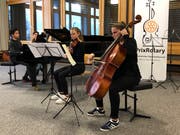 Das Sieger-Trio: Maximilian Kauf, Lara Buchard und Chiara D’Intino (von links). Im Hintergrund Claudia Dischl, musikalische Leiterin. (Bild: PD)