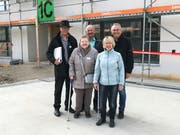 Haus 1C ist bald bezugsbereit. Das freut Architekt Ueli Bohnenblust sowie Ruth Stettler, Konrad Haltiner, Hanni Keller und Bruno Wick von der Baugenossenschaft Wohnen im Alter Münchwilen. (Bild: Ursula Ammann)