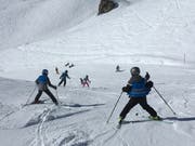 Sorge Nummer eins: Die Kinder gehen auf der Piste verloren. Zum Glück sind sie dank blauer Leuchtweste und markantem Stemmbogen auch aus der Entfernung gut sichtbar. (Bild: Martin Rechsteiner)