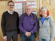 Kees Koot (Mitte) gibt an der GV nach 30 Jahren die Leitung der jährlich durchgeführten Ruderwanderfahrt an Josef Rickenbach und Sonja Tinner ab. Bild: PD
