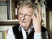 Der Schriftsteller Peter Bichsel präsentiert eine «Surprise». (Bild: Boris Bürgisser)