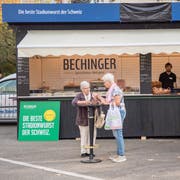 Wegen einer Reklamation musste die Metzgerei Bechinger 2018 ihr Logo am Standdach abdecken. (Bild: Urs Bucher, 18. Oktober 2018)