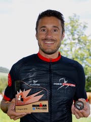 Der 40-jährige Michael Hautle aus Diepoldsau bekam am Ironman in Tallinn (Estland) die Münze, von der er geträumt hatte: das Ticket für den Ironman Hawaii. (Bild: Andrea Kobler)