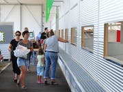 Entsorgen im neuen RAZ: Einige Kunden finden die Einwurfschlitze zu klein. (Bild: Sabrina Bächi)