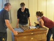 Noch zerbrechen sich Reinhard Böck, Sebastian Frenzel und Laura Anderson (von links) vom Projektteam die Köpfe über den Klang-Escape-Room. (Bild: Sabine Camedda)