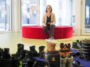 Schulleiterin Eva Noger im Eingangsbereich des Schulhauses vor den Schuhen der Schüler. (Bild: Sabrina Bächi)