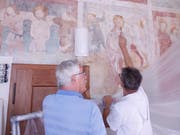 Kirchenratspräsident Enzo Fuschini (links) bespricht die Details mit Kirchenmaler und Restaurator Hugo Stössel. (Bild: Peter Küpfer)