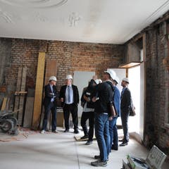 Die ehemaligen Schalterhalle im Regierungsgebäude. Die schönen Stuckaturen an der Decke brachten Künstler Roland Heini auf die Idee, ein Gips-Relief zu gestalten.