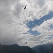 Der beschädigte Heli wird aus dem Gebiet geflogen. (Bild: Kantonspolizei Uri)